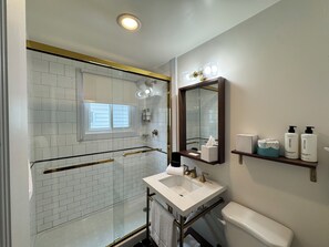 Serviettes fournies, savon, papier toilette