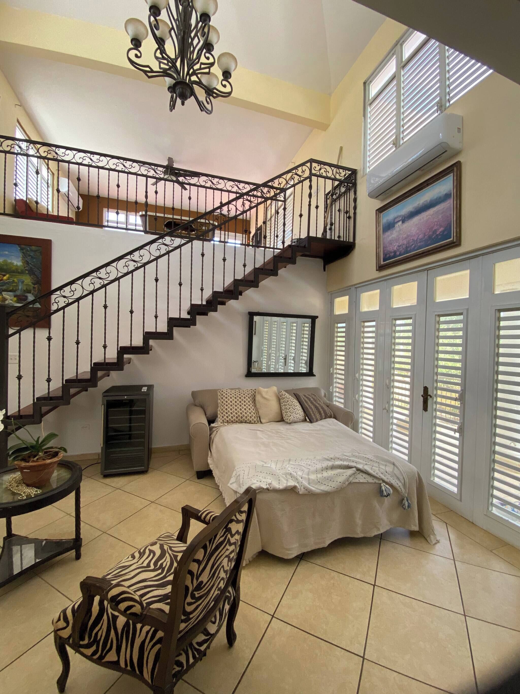 5 bedrooms, iron/ironing board, internet, bed sheets