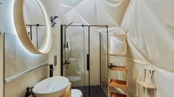 Douche, sĂšche-cheveux, serviettes fournies, savon