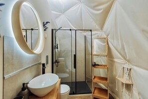 Douche, séchoir à cheveux, serviettes fournies, savon