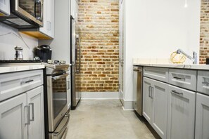 Réfrigérateur, four à micro-ondes, un four, surface de cuisson