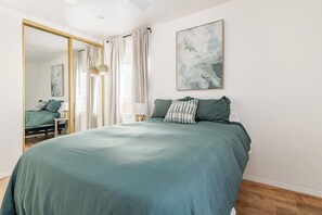 3 bedrooms, desk, iron/ironing board, free WiFi - FIFA Ready! Fun Arcade, AC near SoFi + Parking (South Gate)