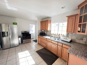 Een koelkast, een magnetron, een oven, een kookplaat