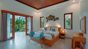 Caja de seguridad en la habitación y tabla de planchar con plancha