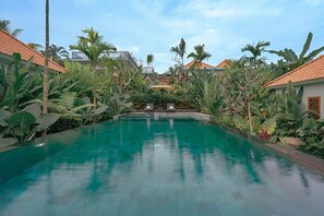 Outdoor pool, pool umbrellas, pool loungers - Matahari Lumbung Resort (Ubud)