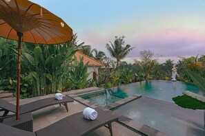 Outdoor pool, pool umbrellas, pool loungers - Matahari Lumbung Resort (Ubud)