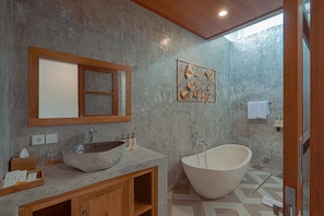 Hair dryer, slippers, towels, soap - Matahari Lumbung Resort (Ubud)