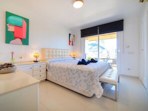 3 bedrooms, desk, internet