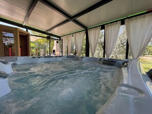 Indoor spa tub