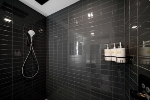 Ducha, bañera de hidromasaje, secador de pelo y bidé