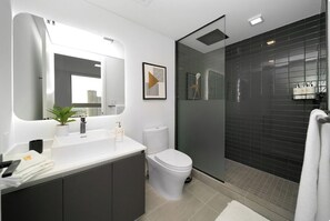 Douche, baignoire à jets, sèche-cheveux, bidet