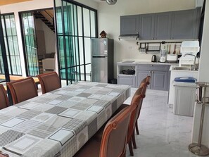 Frigorifero, tavolo da pranzo