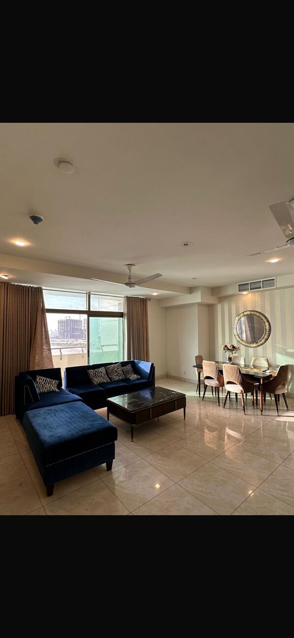 Smart TV, chimenea, videojuegos y futbolito 