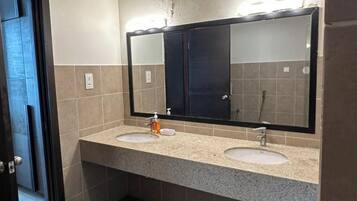 Hårføner, håndklær, såpe og sjampo