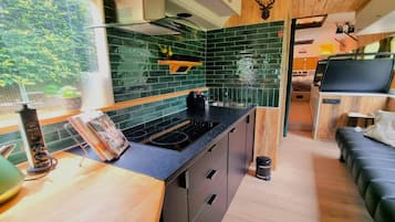 Microondas, horno, placa de cocina y cafetera o tetera