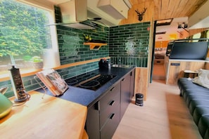 Micro-ondes, plaque de cuisson, cafetière/bouilloire
