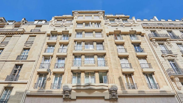 A multi-story building with a classical architectural style, featuring ornate balconies and a symmetrical facade. - Charming Suite Champs Elysees Trocadero (Paris)