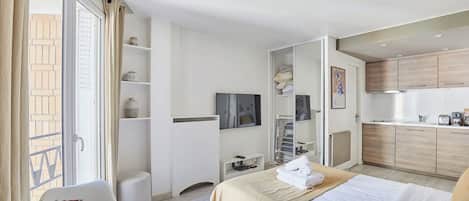 Apartment | 1 bedroom, laptop workspace, iron/ironing board, bed sheets