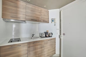 Apartment | Eigene Küche | Kühlschrank, Mikrowelle, Wasserkocher mit Kaffee-/Teezubehör