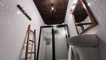 淋浴設備、風筒、拖鞋、提供毛巾