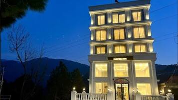 Fassade der Unterkunft – Abend/Nacht