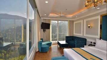 Suite de lujo, vista a la montaña | Caja de seguridad en la habitación y escritorio