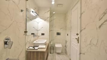 Habitación doble Deluxe, vista a la montaña | Baño | Regadera, amenidades de baño gratuitas, secadora de cabello, toallas