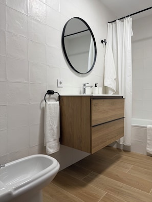 Shower, hair dryer, bidet, towels