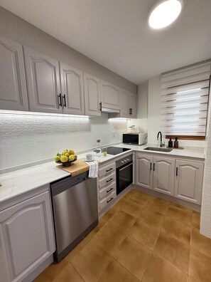 Micro-ondes, four, plaque de cuisson, lave-vaisselle