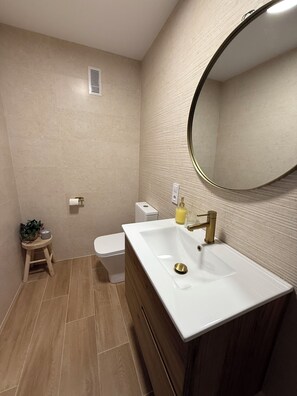 Bruser, hårtørrer, bidet, håndklæder