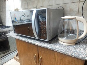 Frigorífico, microondas, horno y placa de cocina