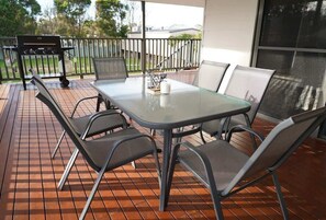 Outdoor dining - Executive Home With Fireplace (Denman)