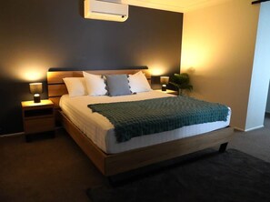 4 bedrooms, iron/ironing board, free WiFi, bed sheets - Executive Home With Fireplace (Denman)