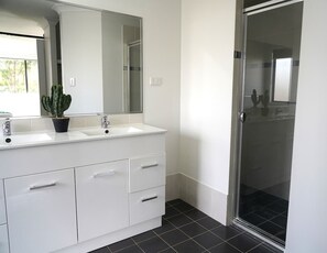 Hair dryer, towels, soap, shampoo - Executive Home With Fireplace (Denman)