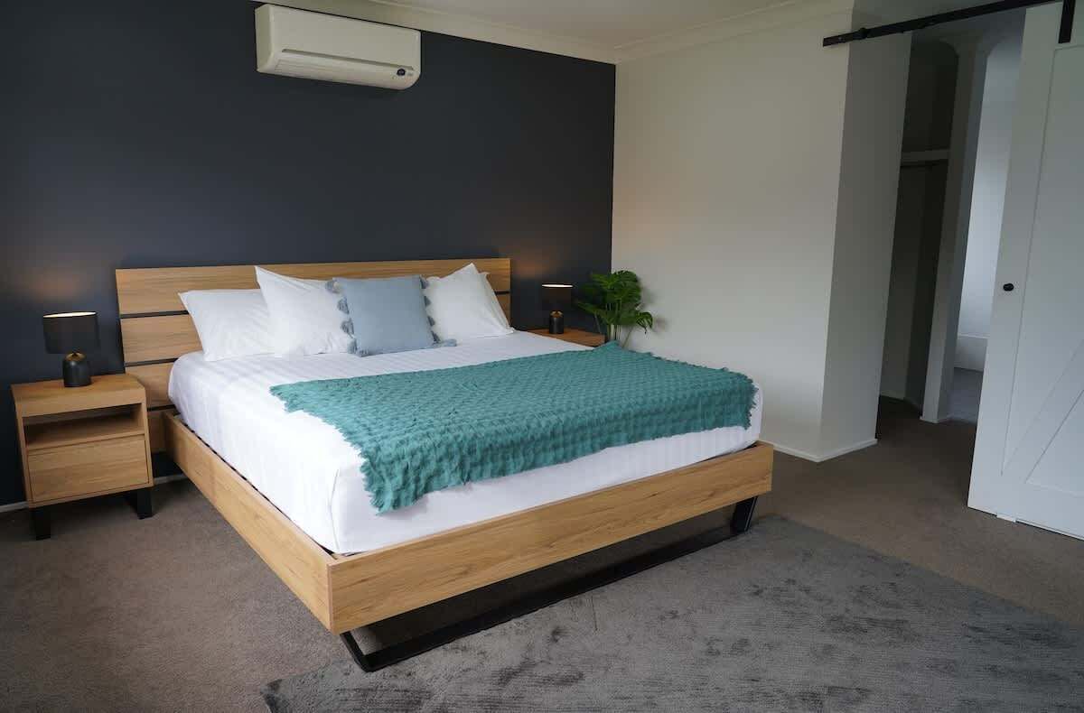 4 bedrooms, iron/ironing board, free WiFi, bed sheets