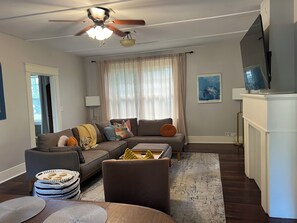 Smart TV - The Lyle House - a Cozy Retreat (Lyle)