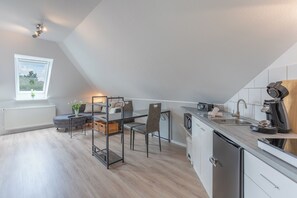 Kühlschrank, Mikrowelle, Herdplatte, Toaster