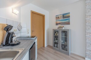 Kühlschrank, Mikrowelle, Herdplatte, Toaster