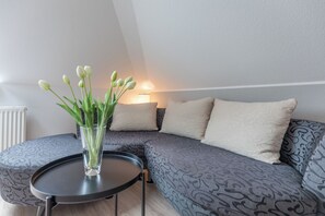 TV, table tennis, books, stereo - Vacation apartment "Süden" in Hattstedt for up to 2 people (Hattstedt)