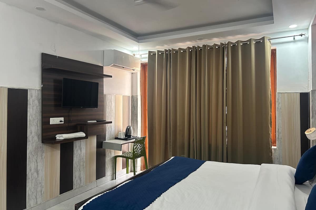 Deluxe Double Room, Balcony, City View | Desk, laptop workspace, blackout drapes, soundproofing