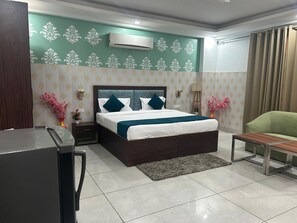 Deluxe Double Room, Balcony, City View | Desk, laptop workspace, blackout drapes, soundproofing - Tanvi Premium Residency (Gurugram)