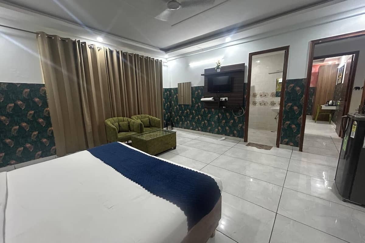 Superior Double Room, Balcony, City View | Desk, laptop workspace, blackout drapes, soundproofing