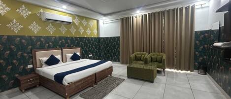 Superior tweepersoonskamer, balkon, uitzicht op stad | Een bureau, een laptopwerkplek, verduisterende gordijnen