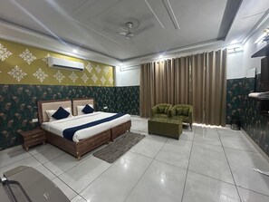 Bureau, espace de travail pour ordinateur portable, rideaux occultants