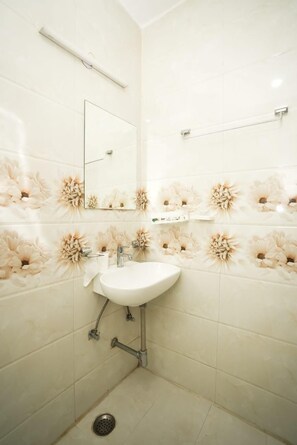 Superior Double Room, Balcony, City View | Bathroom | Shower, slippers, towels, soap - Tanvi Premium Residency (Gurugram)