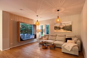 TV, books - Modern natural idyll: Spacious vacation home near the Karnin lift bridge for 10 guests. (Usedom)