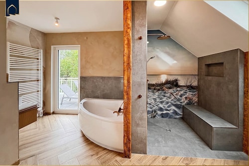 Moderne Naturidylle: Großzügiges Ferienhaus bei der Karniner Hubbrücke für 10 Gä