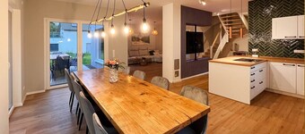 Modern natural idyll: Spacious vacation home near the Karnin lift bridge for 10 guests.
