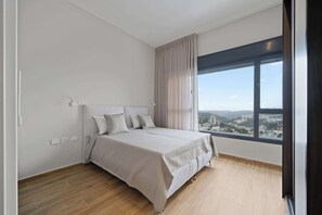 5 bedrooms, desk, iron/ironing board, travel crib