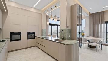 Frigorífico, microondas, horno y placa de cocina